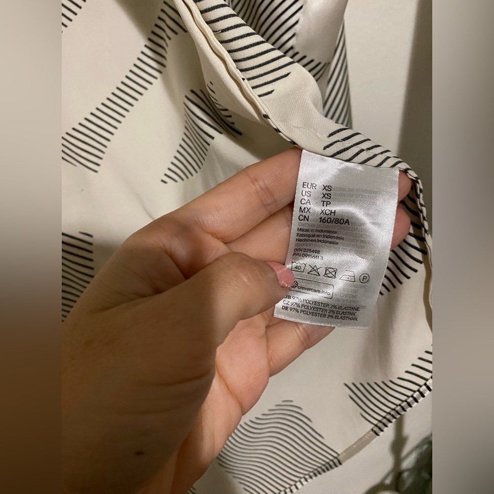 Set of two Button-Up Shirt H and M, and Worth - Picture 12 of 16